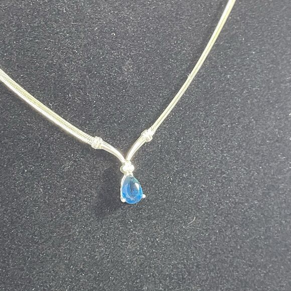 Signed Avon 2003 Faceted Pear Shaped Faux Glass Sapphire Silver Tone Necklace - Picture 7 of 16